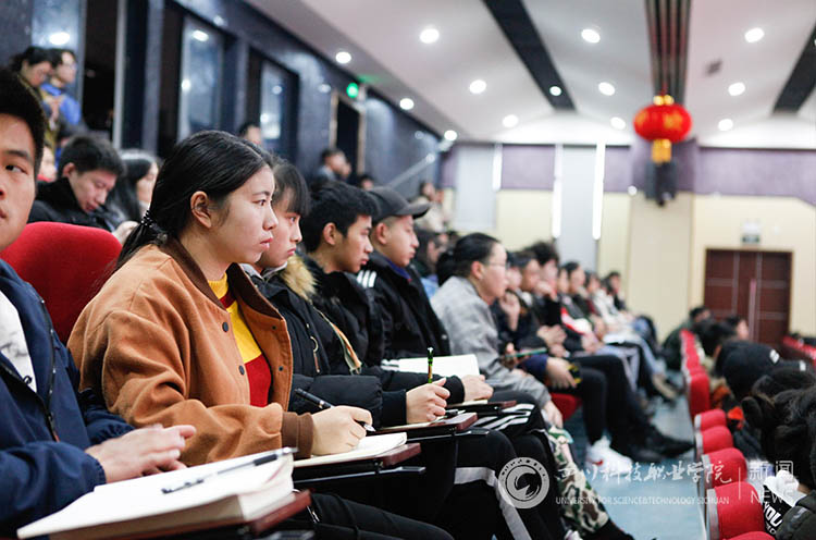 我校组织师生集体收看“庆祝改革开放40周年大会”直播(图4)